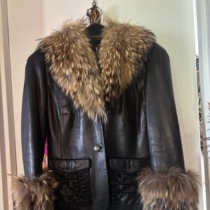 Manteau de cuir et fourrure